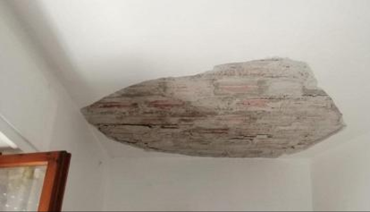 Messina, cede il controsoffitto in una baracca: famiglia di 5 rimane senza tetto - 