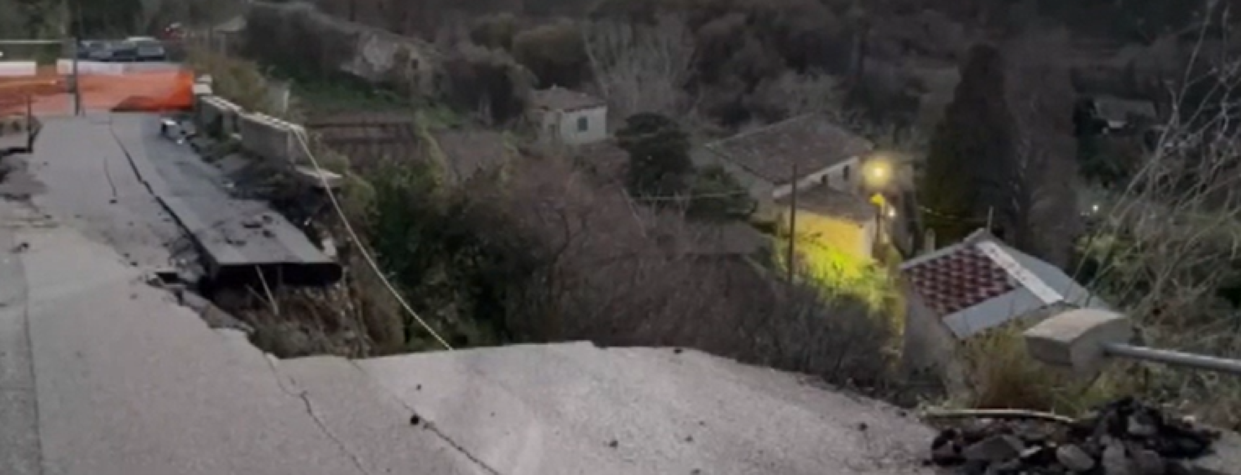 Messina: crollo sulla SP45 a Massa San Nicola: carreggiata scivola a valle, strada a carreggiata ristretta - 