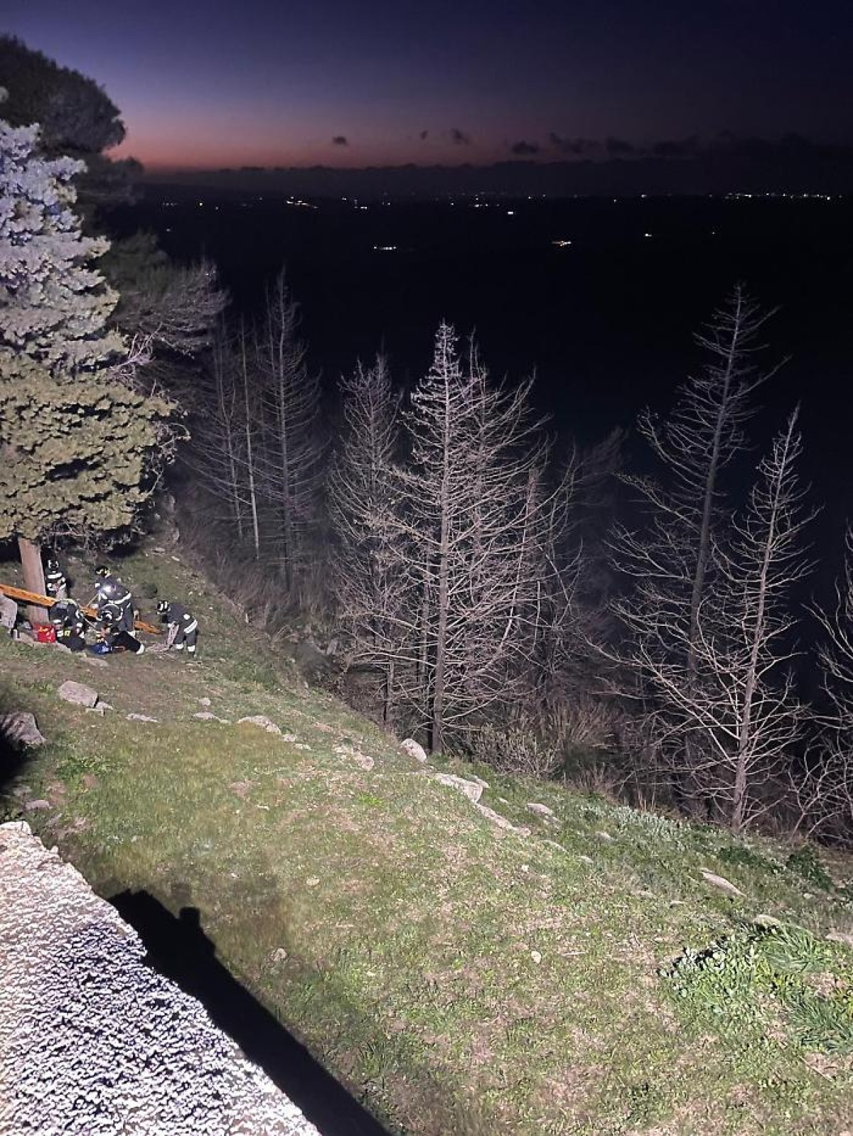 45enne precipita da 16 metri a Calaforno: salvata dai Vigili del Fuoco