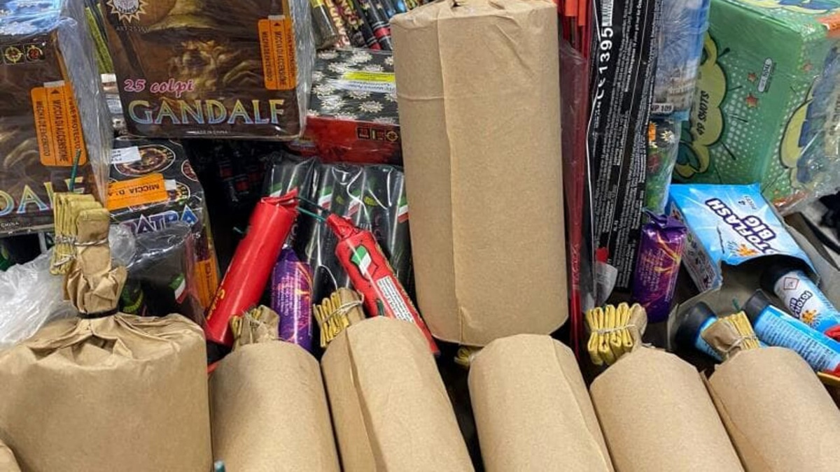 Aci Catena, sequestrati oltre 260 kg di fuochi d'artificio: arrestati due fratelli - 