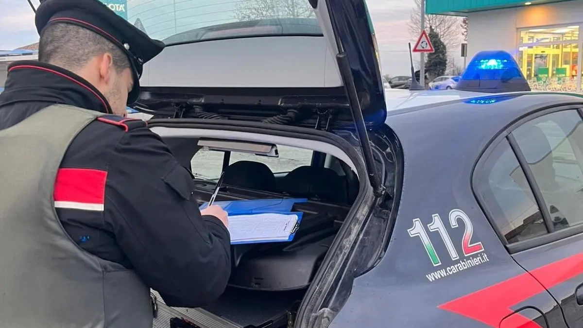 Mascalucia, ambulante denunciato per vendita di uniformi dei Carabinieri al mercato rionale - 