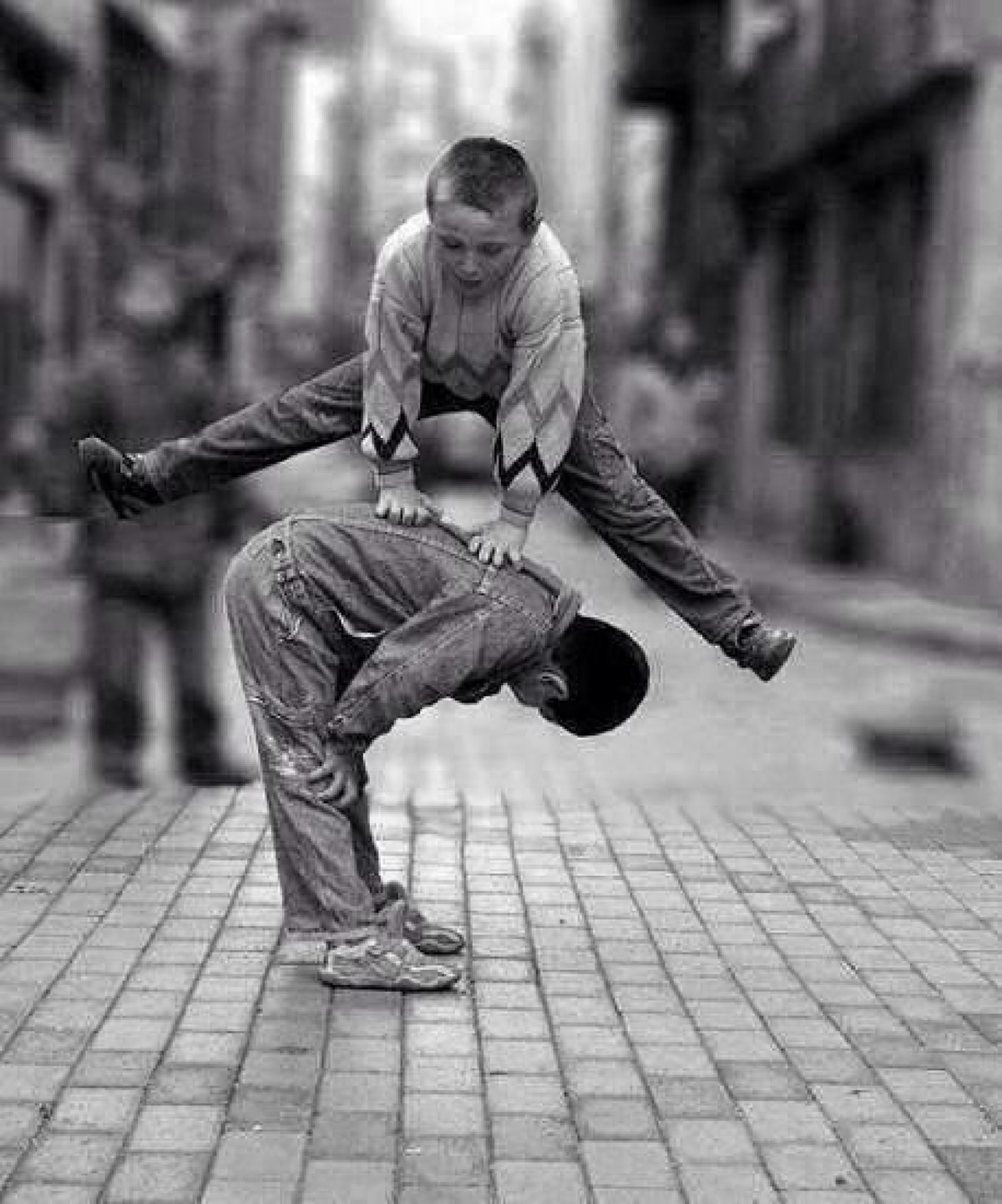 Quando ci si divertiva con poco: i giochi di strada che non torneranno più - 