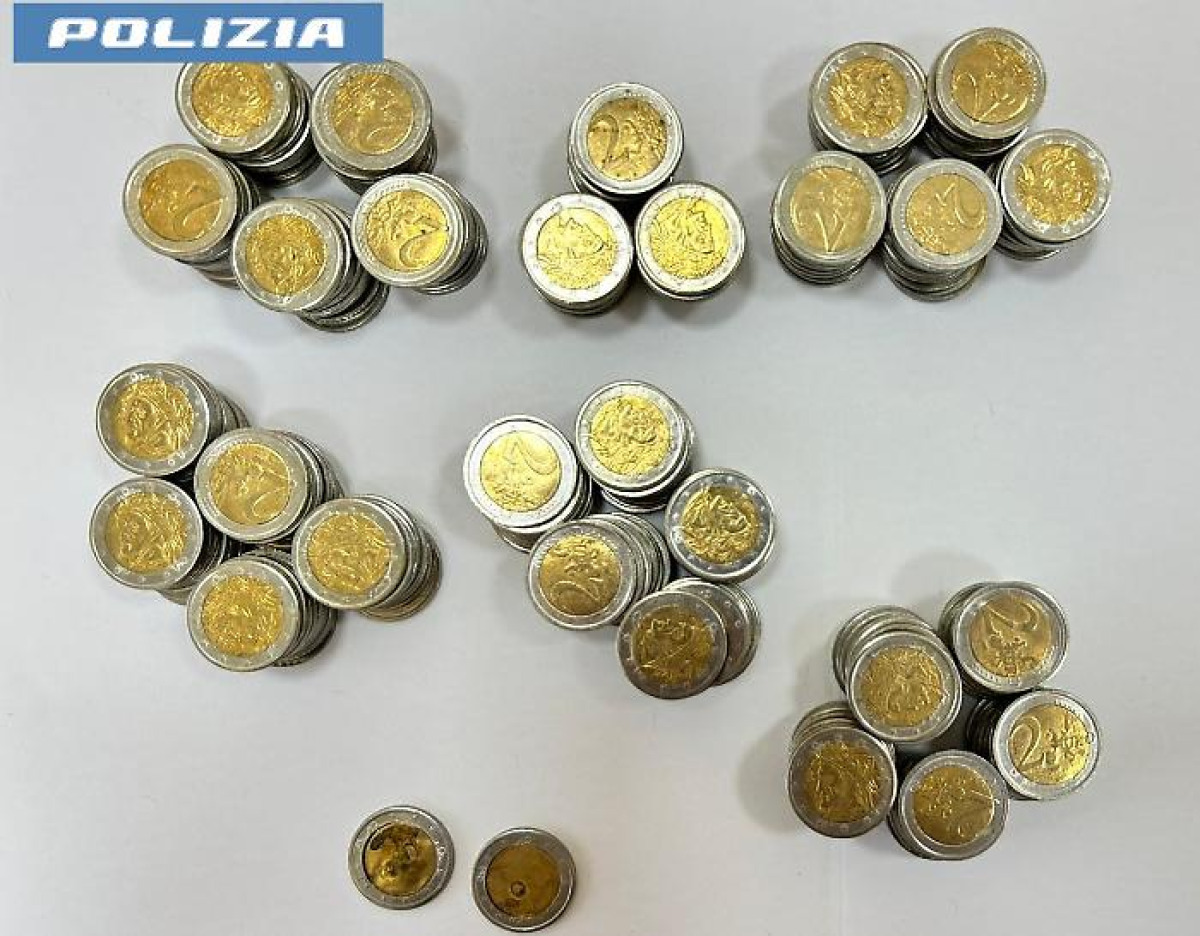 Acireale: tenta di pagare con 280 monete da 2 euro false, denunciato - 