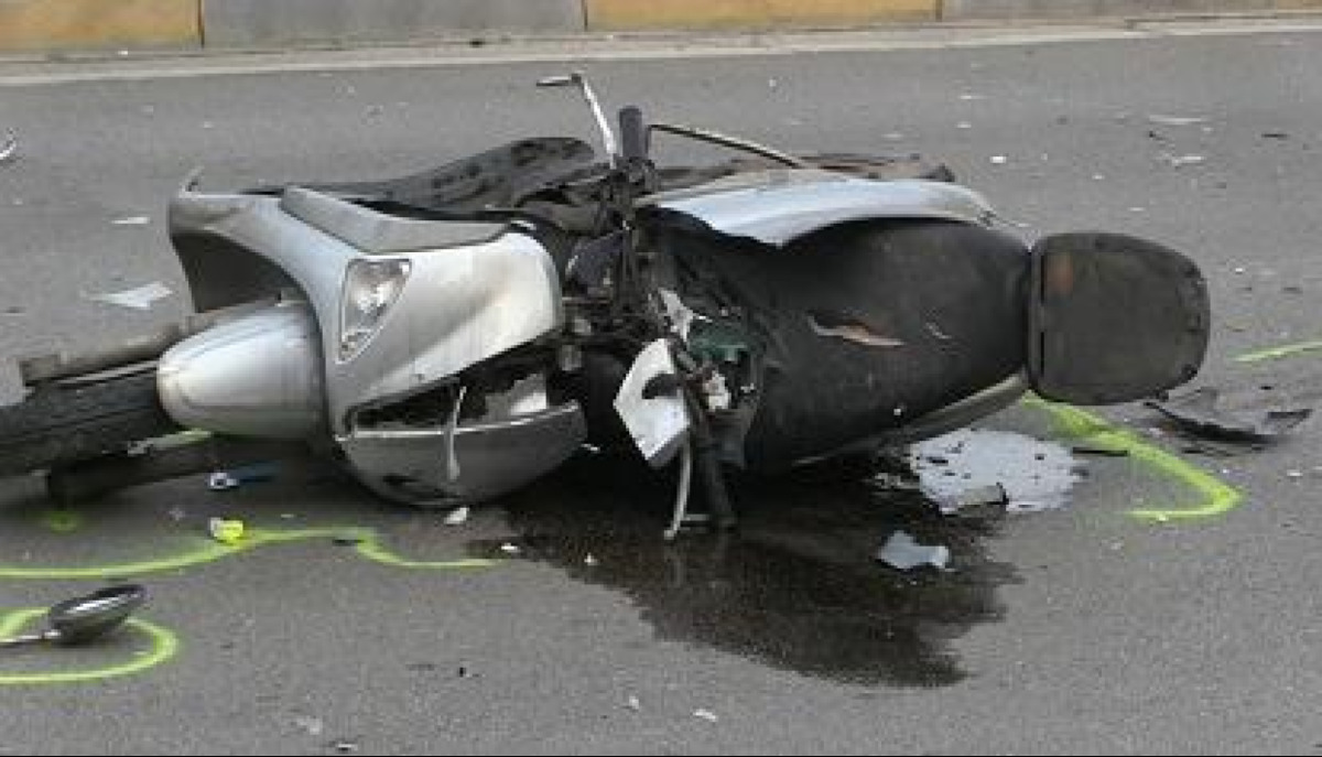 Paternò, auto tampona scooter davanti all’ospedale: tre persone abbandonano il mezzo e fuggono - 