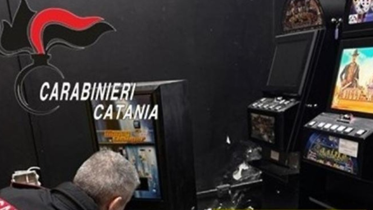 Palagonia, sala giochi trasformata in base di spaccio: tre arresti - Credit Foto Carabinieri di Catania