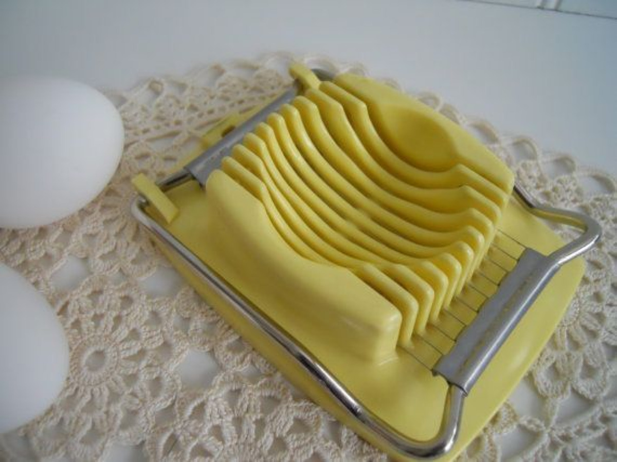 Il tagliauova giallo: lo strano oggetto che non mancava mai nelle cucine di una volta - 