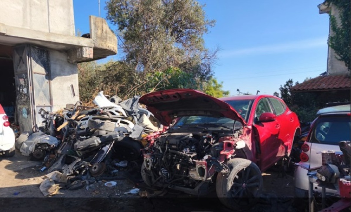 Officina abusiva a Collina Primosole: sequestrate area e attrezzature, denunciato il titolare - Credit Foto Comune di Catania