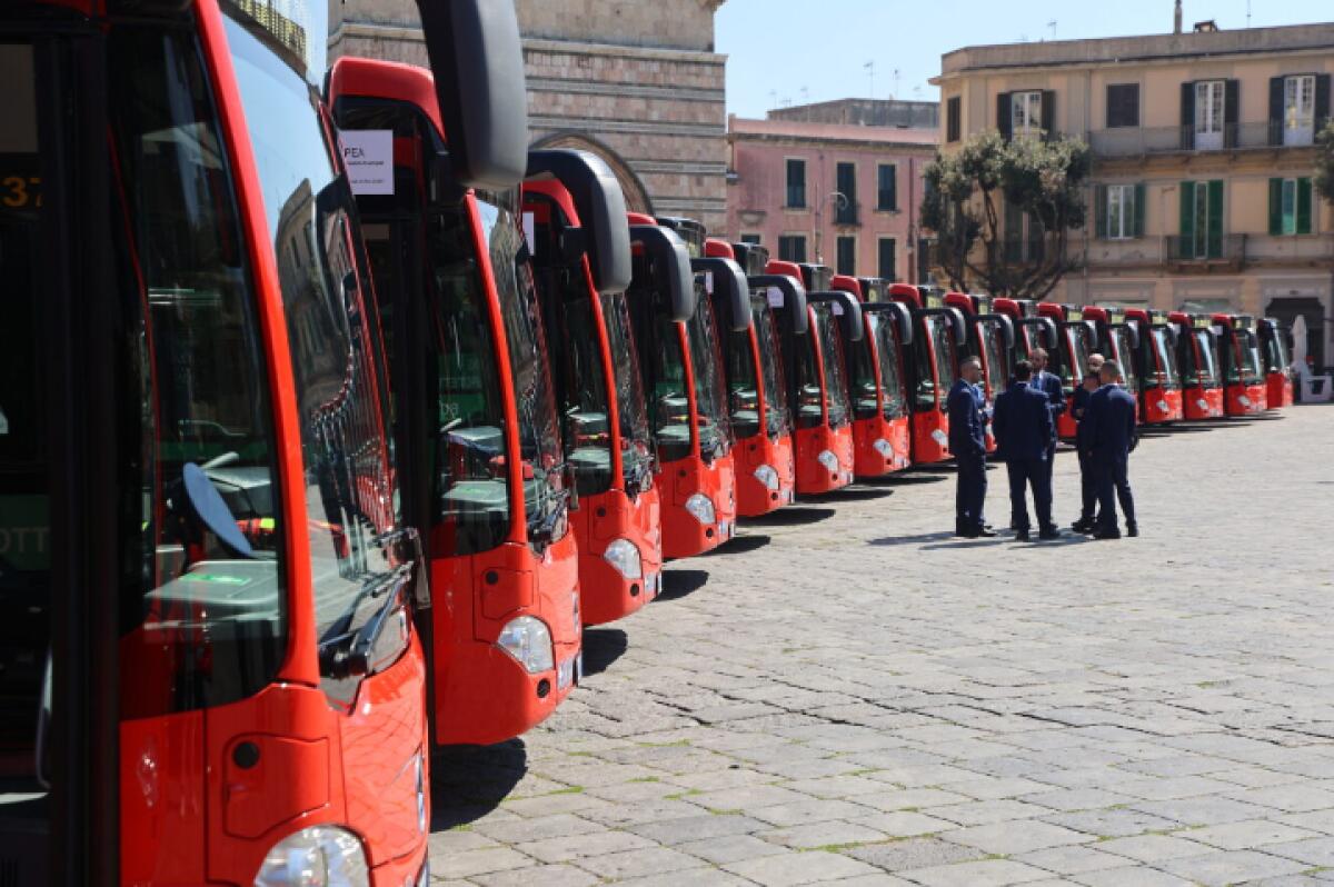 Presentazione dei 29 nuovi bus elettrici da parte del Comune di Messina a Piazza Duomo - 