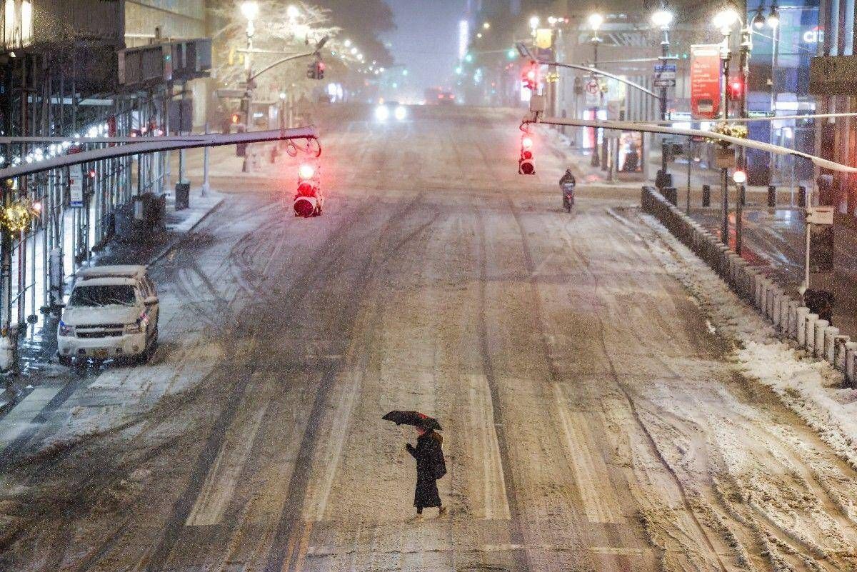 Tempesta di neve negli Usa, 5mila voli cancellati: a New York strade e ponti chiusi - 