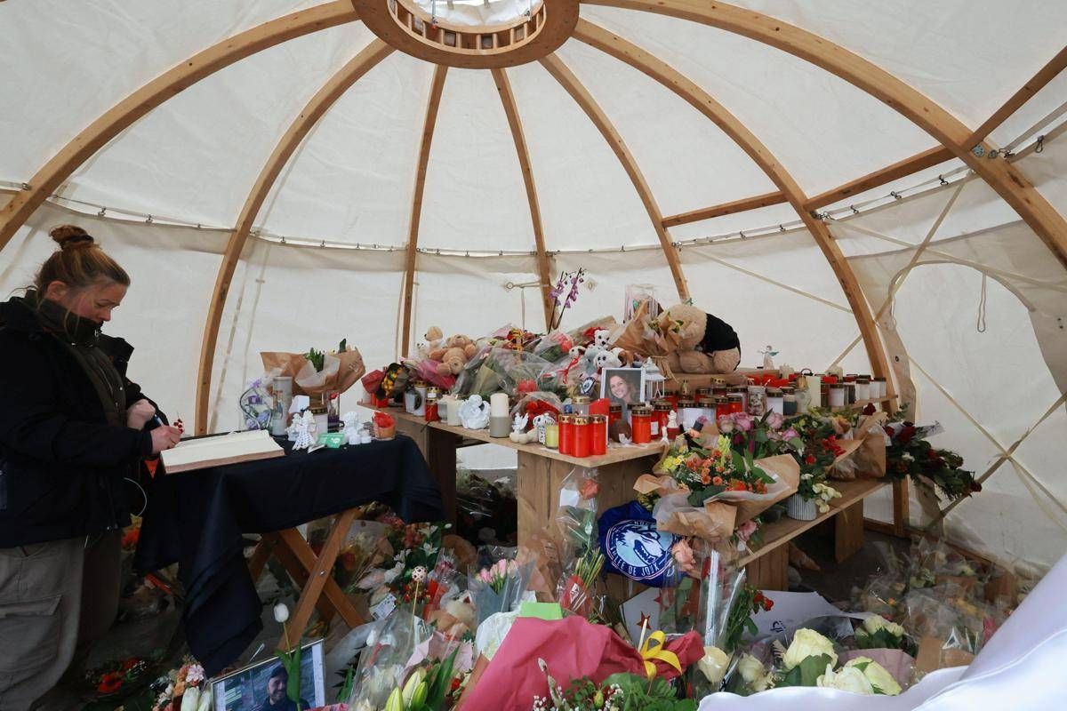 Crans-Montana, incendio al memoriale delle vittime - 