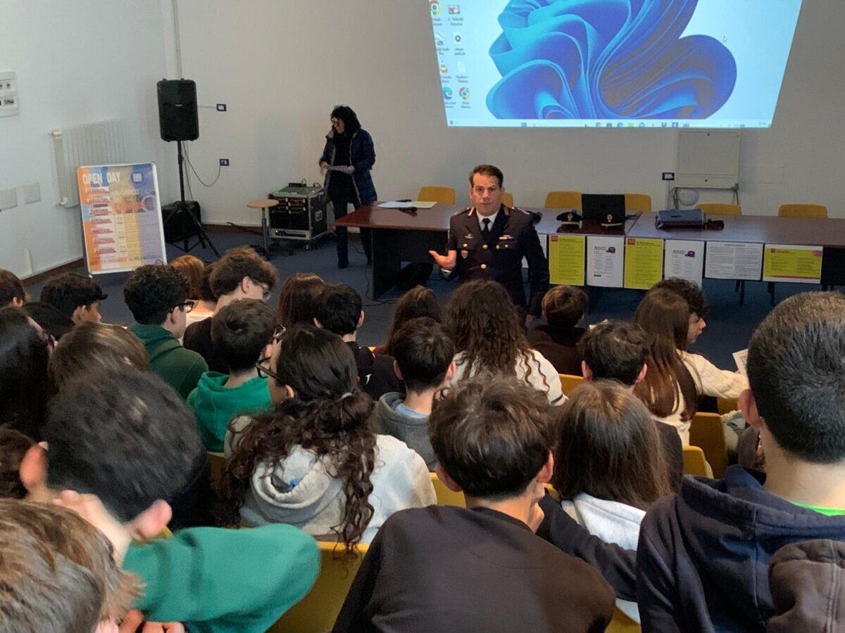 La Polizia di Trapani promuove la cultura della legalità e della sicurezza in rete nelle scuole di Alcamo - 