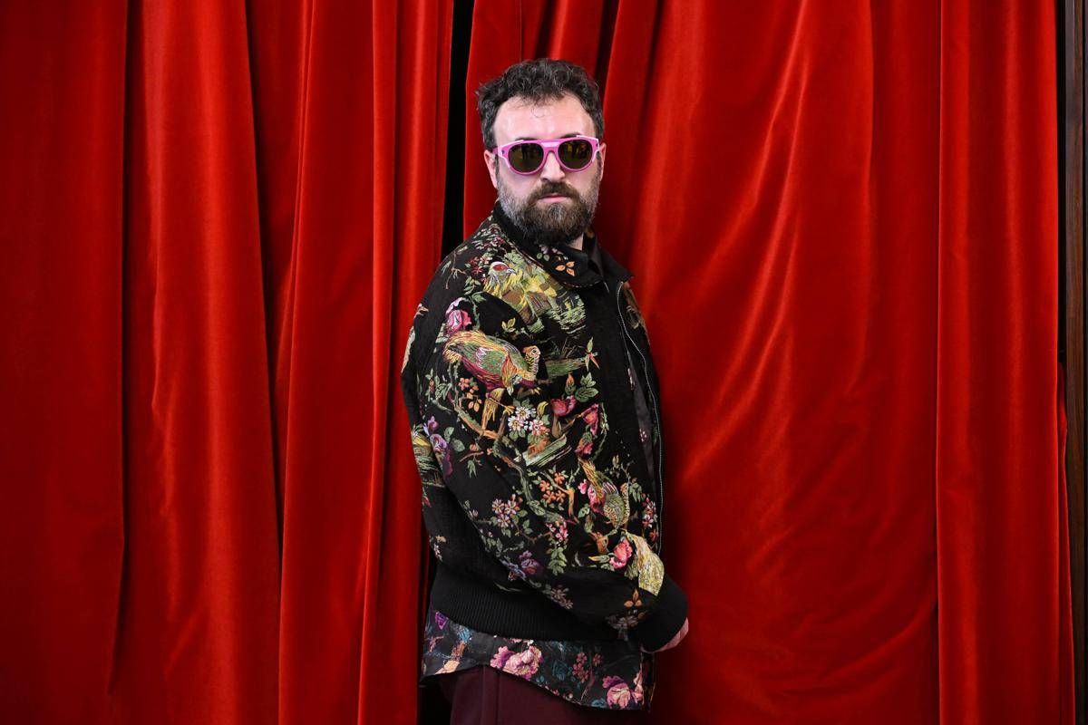 Sanremo 2026, Dargen D'Amico chi è: gli esordi nel freestyle e gli occhiali da sole come alter ego - 