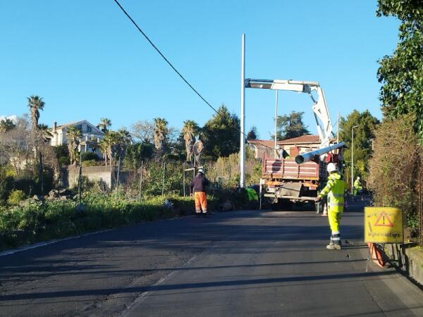 Mascalucia, pali divelti dal vento: operai al lavoro per il ripristino in Via Ombra