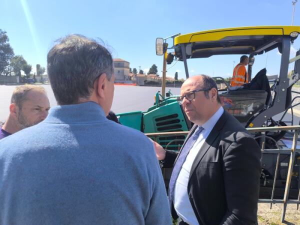 Mascalucia, completata l'asfaltatura di Piazza Falcone Borsellino: sopralluogo del sindaco Magra