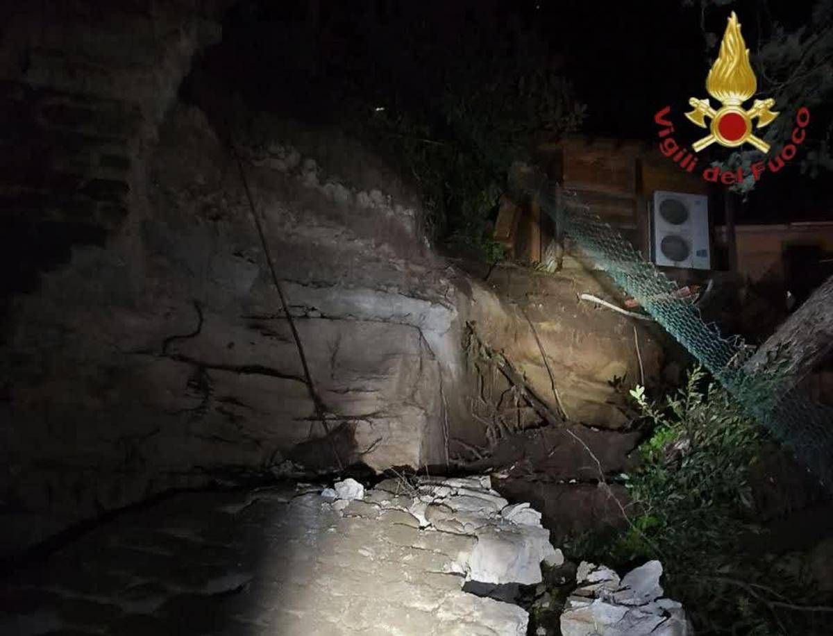 Muro di contenimento crolla su una palazzina a Formello, un morto e due feriti - 