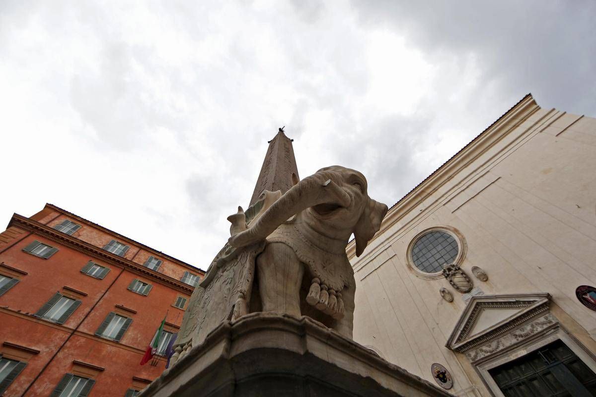 Roma, danneggiata scultura dell'Elefantino in piazza della Minerva: zanna spezzata - 