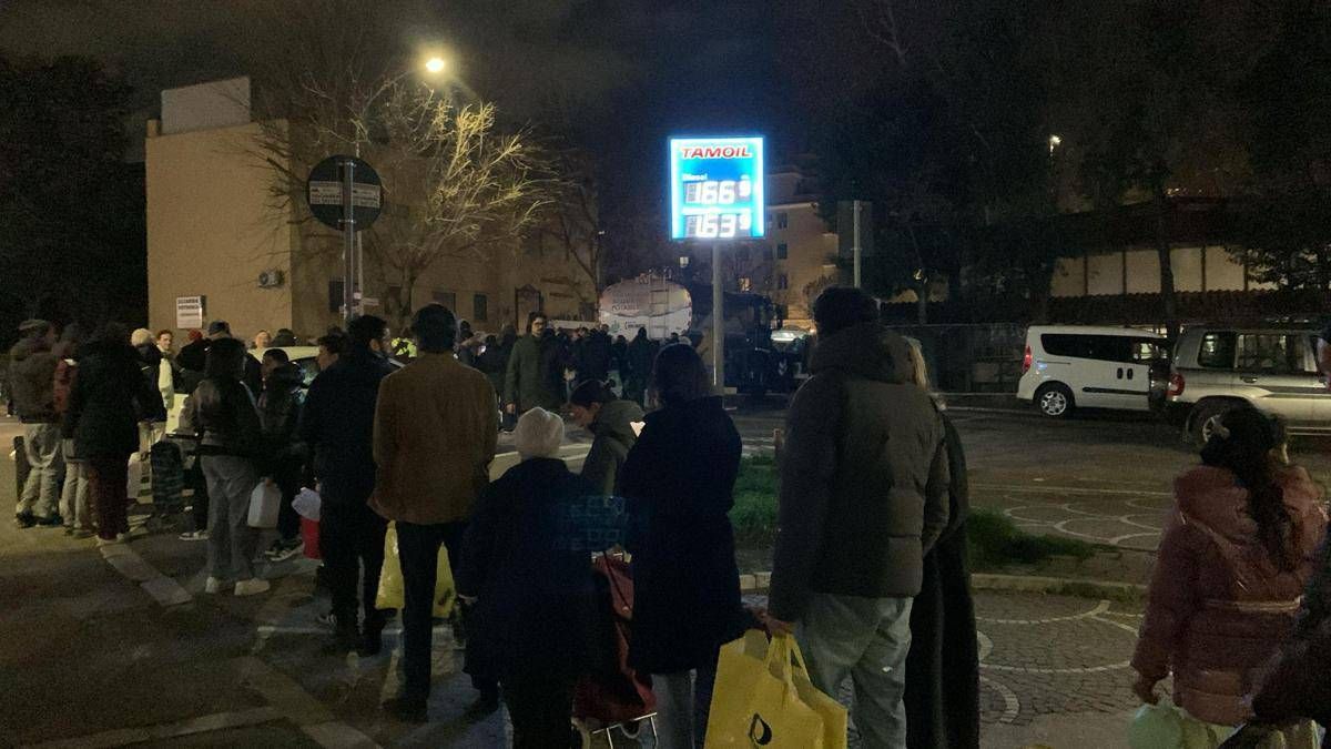 Roma, quartieri est senza acqua: lunghe file alle autobotti - 