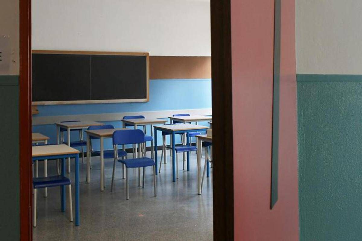 Bologna, a scuola media con il coltello minaccia i compagni di classe: denunciato - 