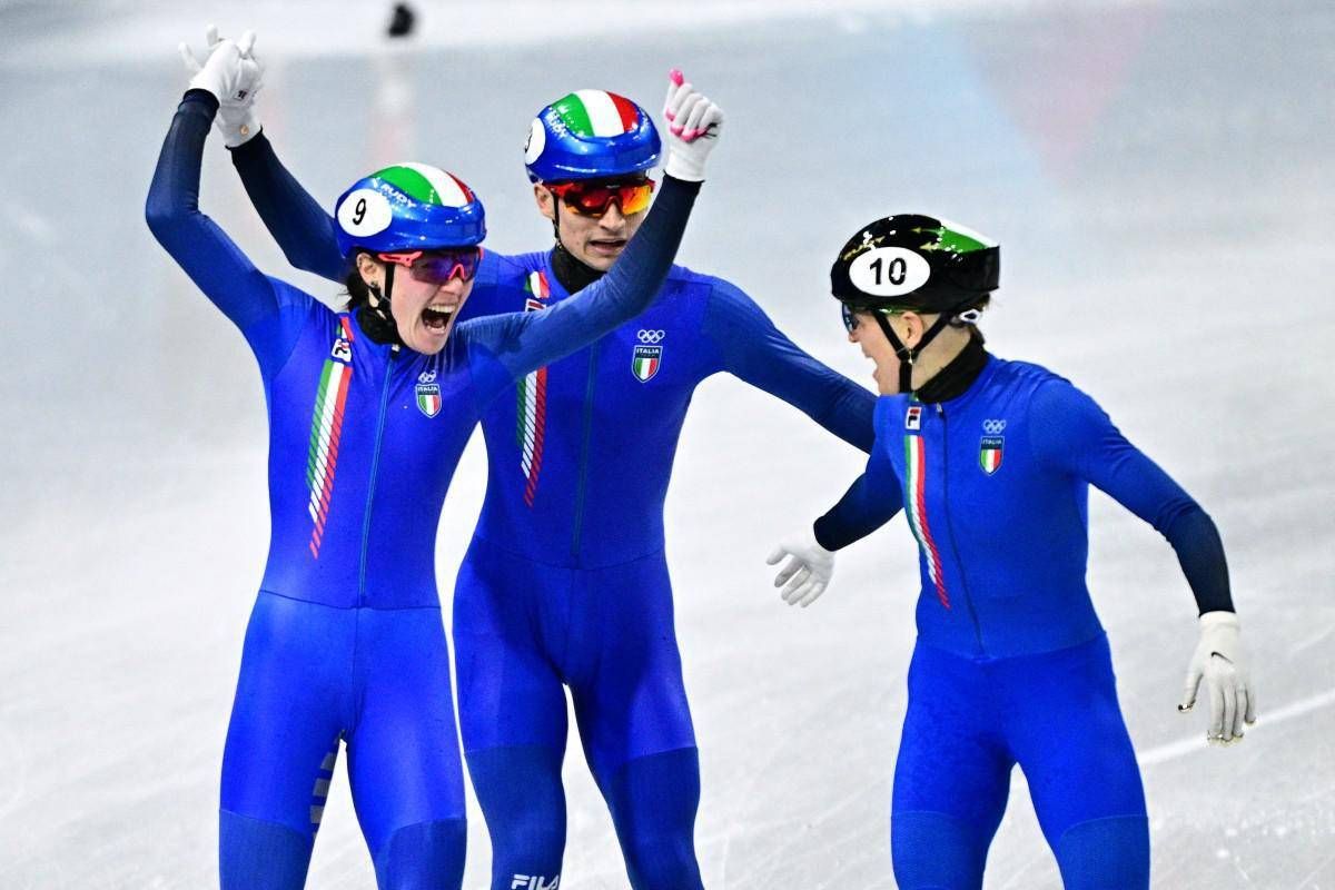 Impresa a Milano Cortina, l'Italia è medaglia d'oro nella staffetta mista short track - 