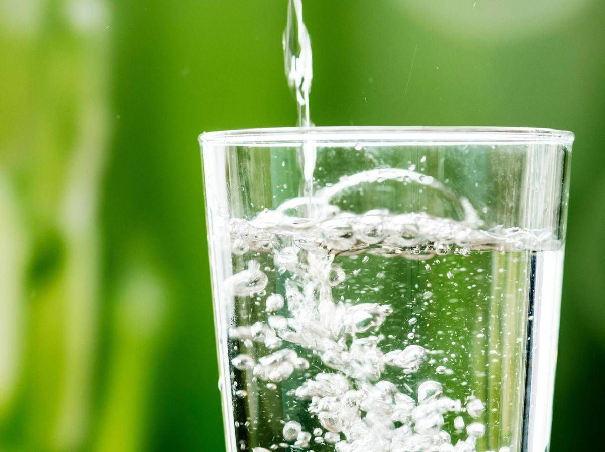 Acqua frizzante per dimagrire? Può funzionare ma non è per tutti: i rischi - 