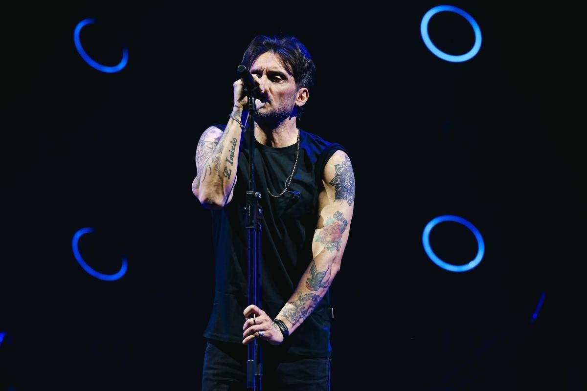 Sanremo 2026, Fabrizio Moro chi è: la cover con Eddie Brock - 