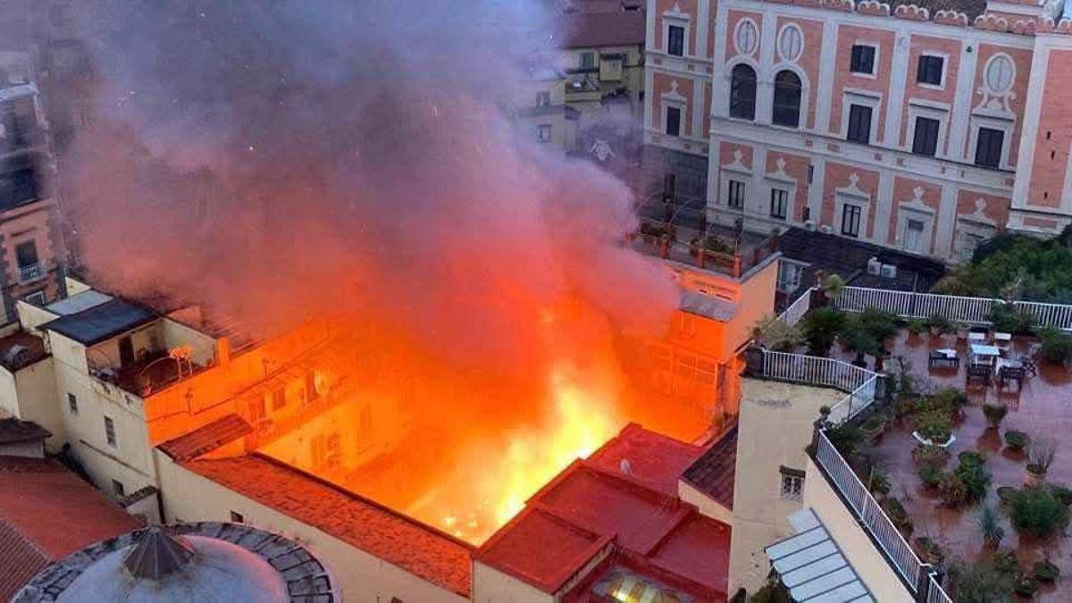 Incendio all'alba di oggi a Napoli, in fiamme il Teatro Sannazaro - IL VIDEO DEL ROGO - 
