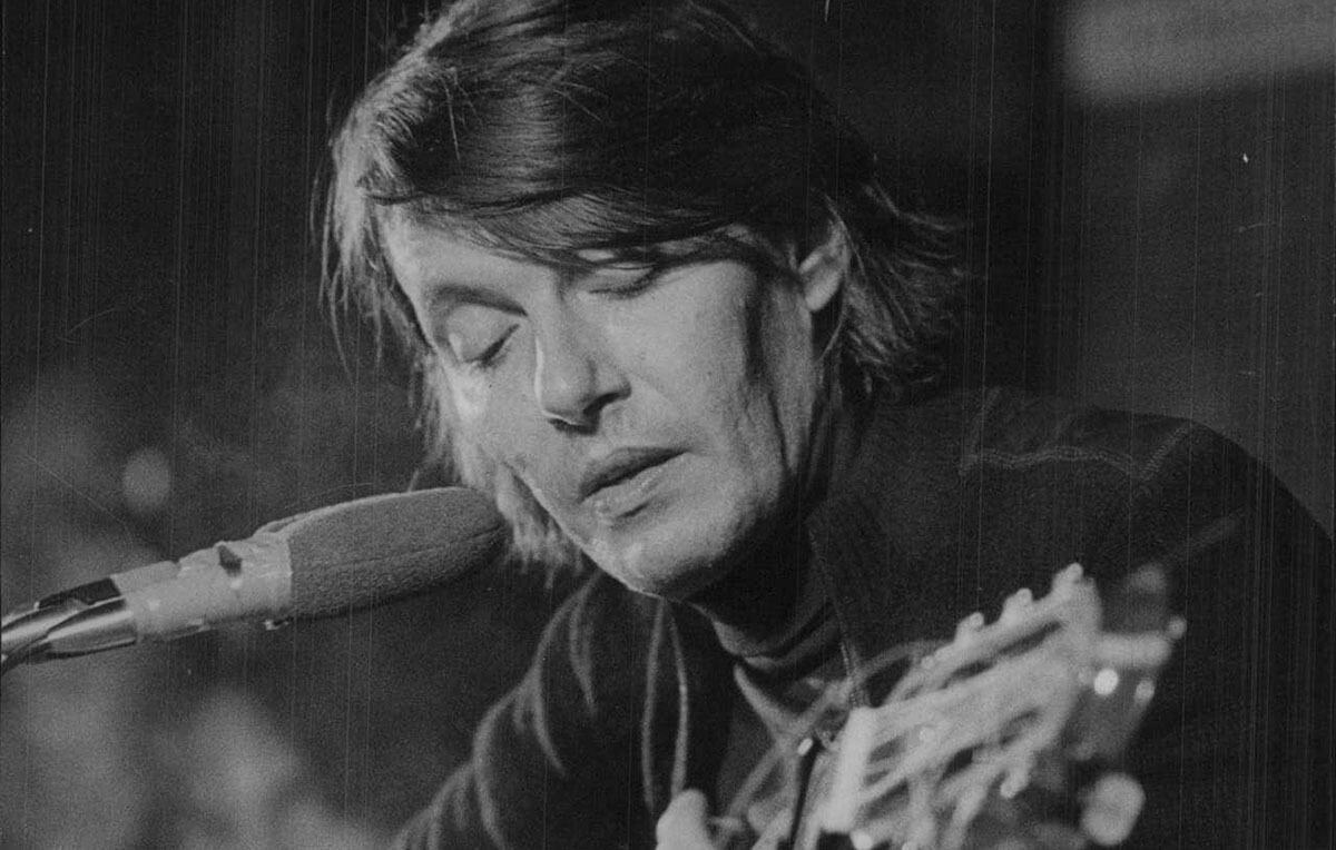 Nascita di Fabrizio De André: la voce poetica che ha raccontato gli ultimi - 