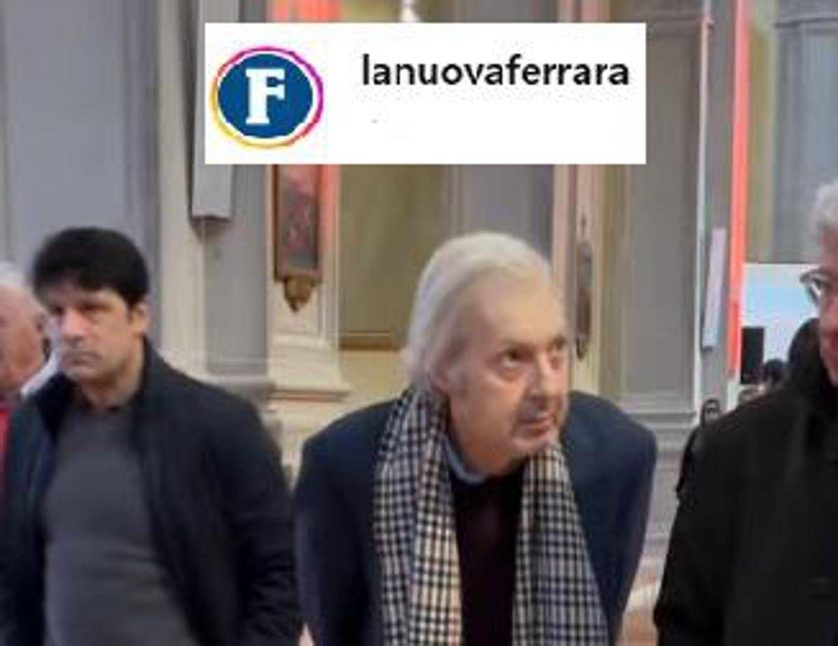 Vittorio Sgarbi riappare in pubblico, il critico d'arte a un evento a Ferrara - 