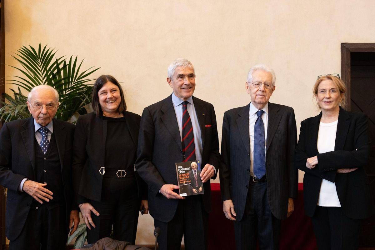 Casini ai giovani all'Università Cattolica, 'impegnatevi in politica' - 