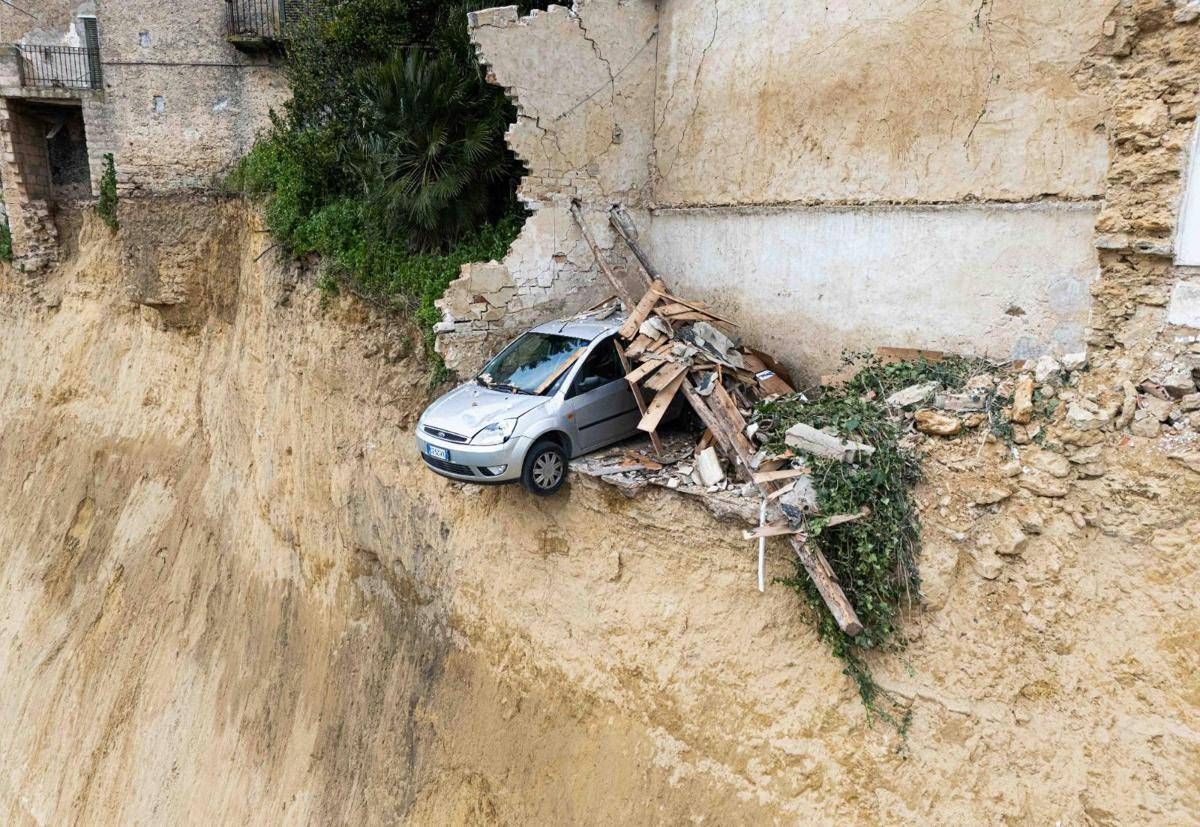 Niscemi, auto in bilico precipita nel burrone: era il simbolo della frana - 