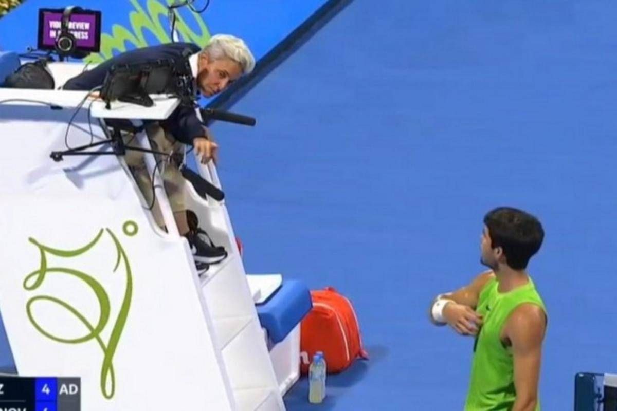 Arbitro gli rifila un warning, Alcaraz si infuria: la lite a Doha - 