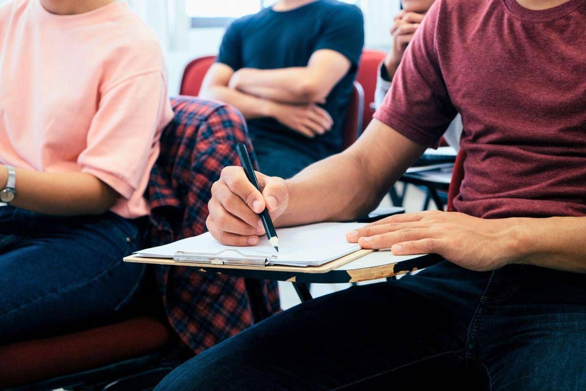 Allarme spritz a colazione, i rischi per gli studenti: "Effetti immediati su cervello" - 