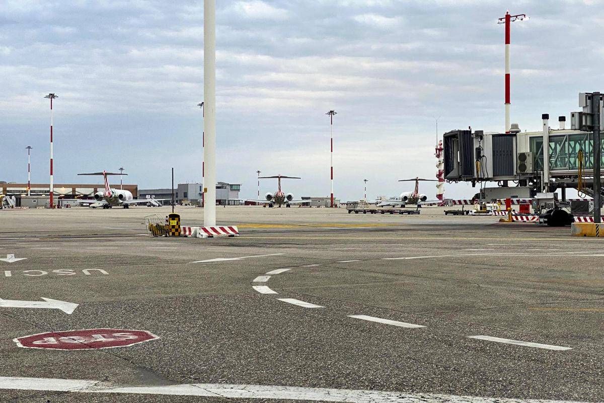 Fumo in cabina aereo, atterraggio d'emergenza a Venezia: paura per 168 passeggeri - 