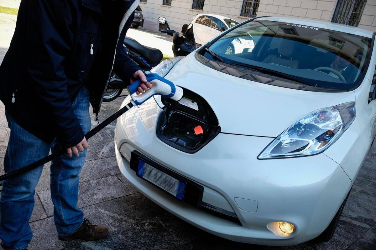 Mobilità, indagine: un italiano su due valuta l'acquisto di un’auto green - 