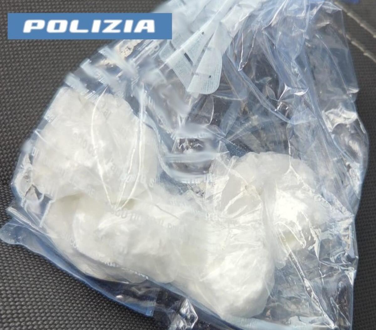 Arrestato pusher a Catania: la Polizia sequestra crack e denaro durante un controllo - 