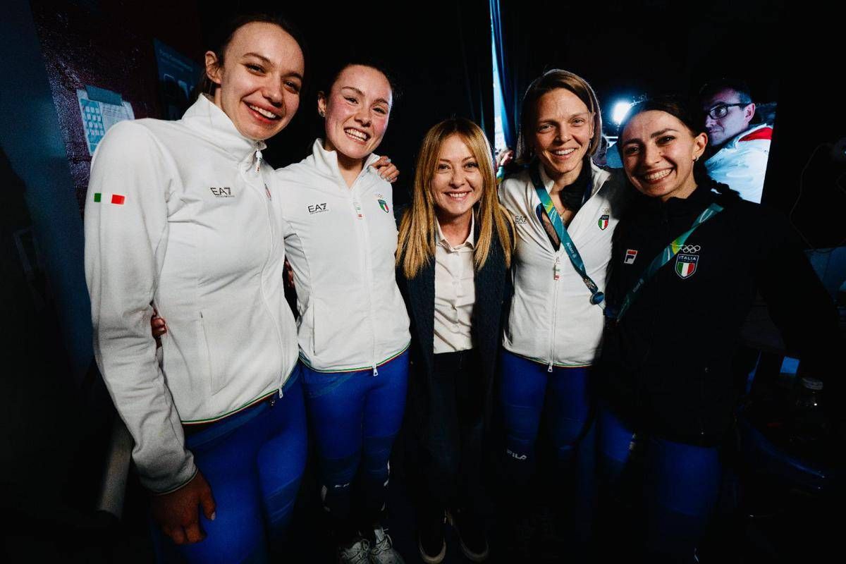 Meloni, show a Milano Cortina: tifa, applaude e Fontana le promette una tutina - 