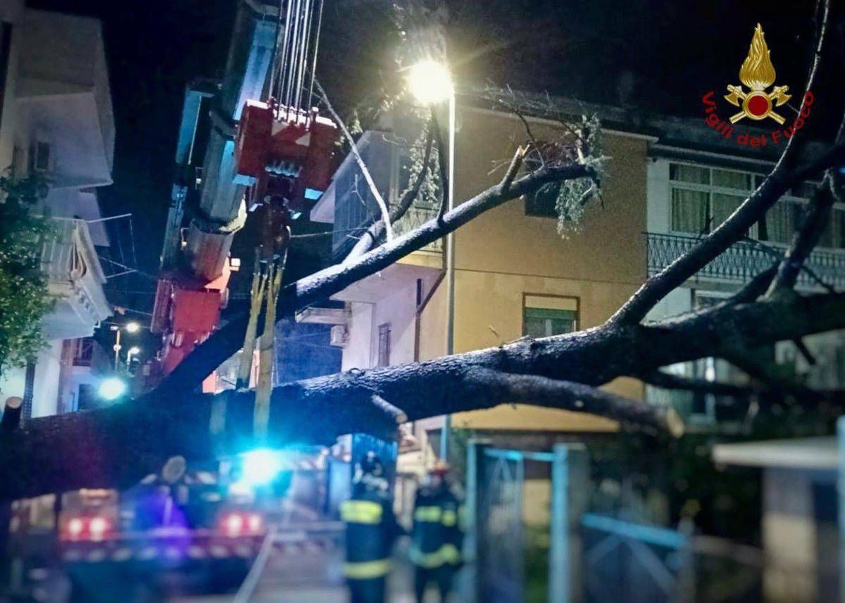 Maltempo in Campania, frana a Vietri: 5 famiglie evacuate. Allerta arancione in Calabria - 