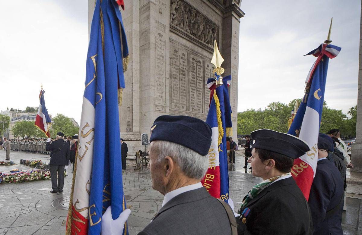 Francia, polizia spara a uomo armato di coltello all'Arc de Triomphe - 