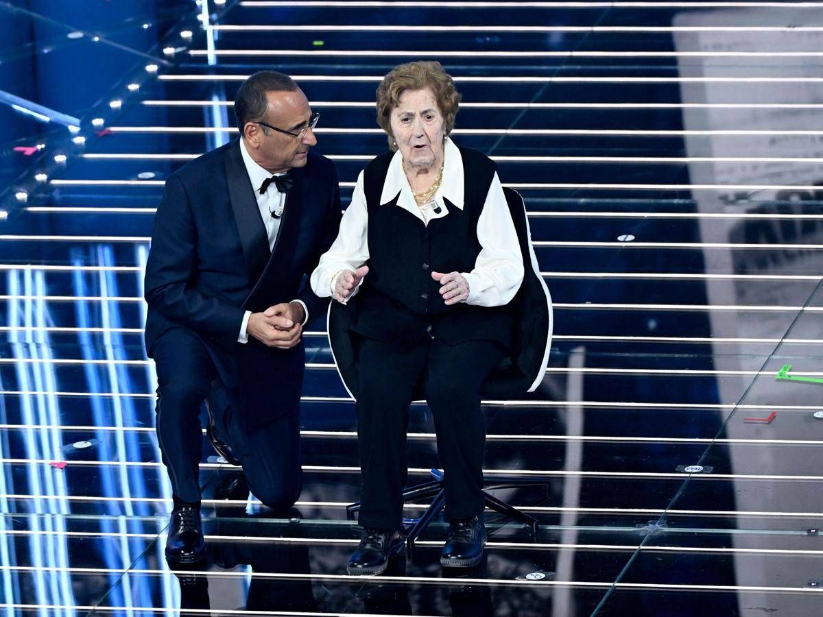 Sanremo, la 105enne Gianna Pratesi sul palco per un omaggio alla Repubblica - 