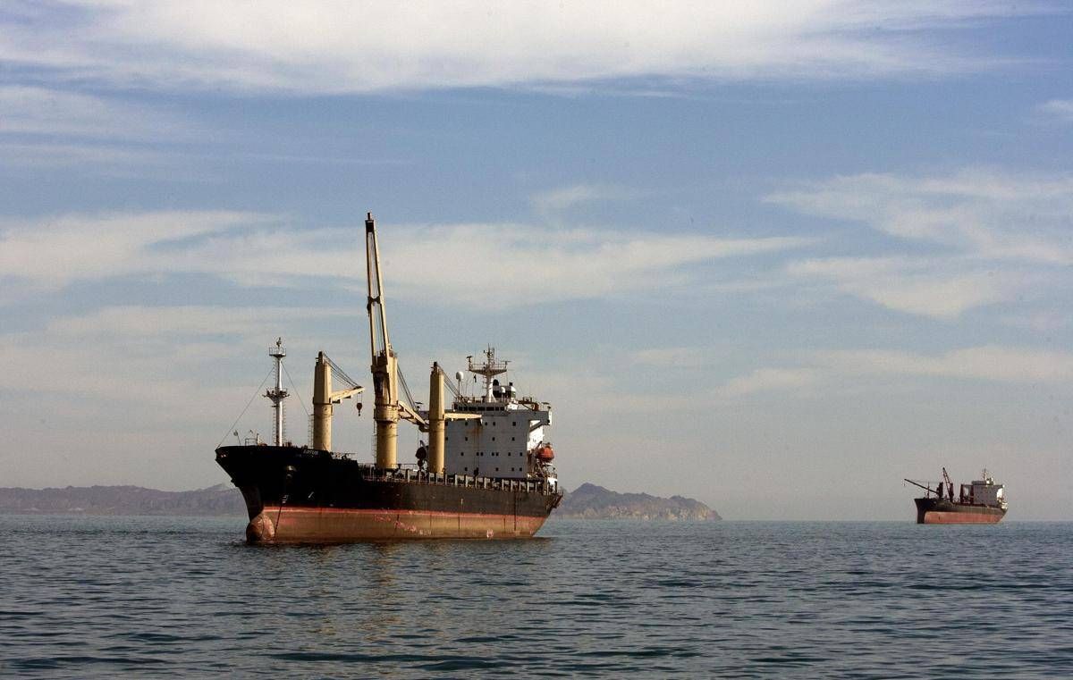 Iran, l'ipotesi di una guerra con gli Usa fa salire il petrolio: arma di rappresaglia per Teheran - 