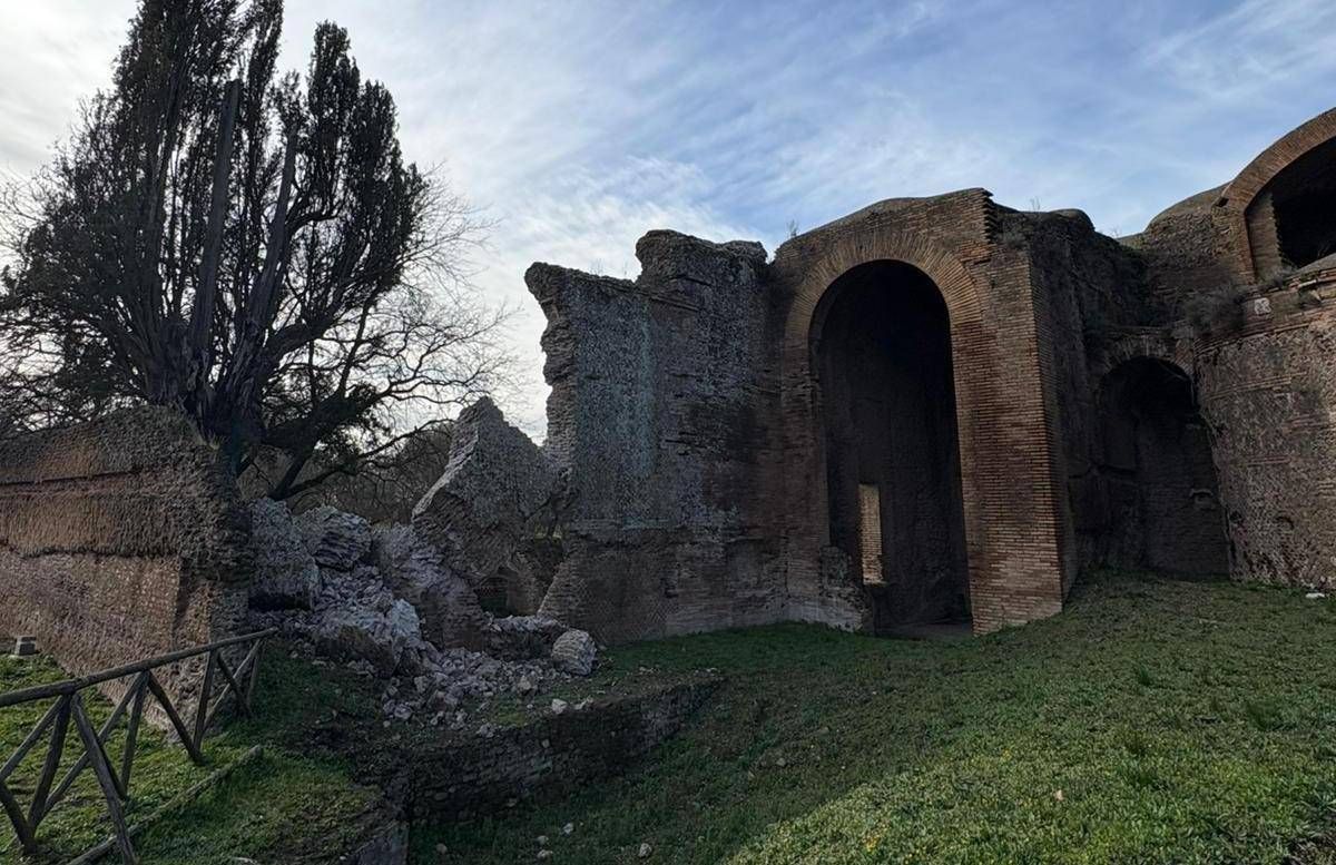 Villa Adriana, cede porzione mura delle Piccole Terme - 