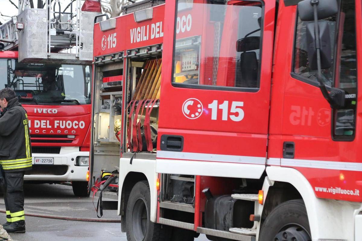 Incendio in un appartamento a Roma, evacuate 20 persone a Garbatella - 