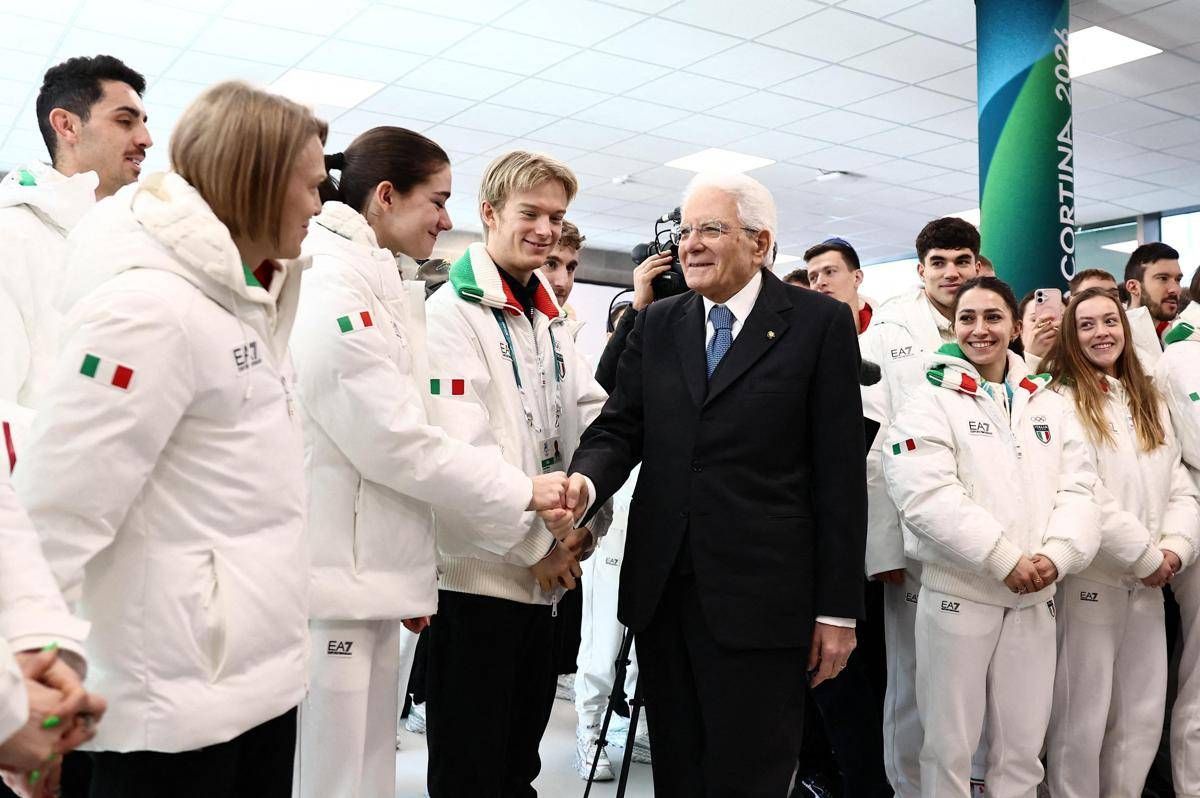 Mattarella al Villaggio olimpico: dal pranzo con gli atleti al regalo ricevuto dagli azzurri, la visita del presidente - 