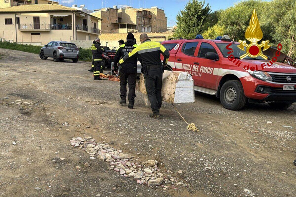 Vigili del Fuoco recuperano la croce di Niscemi, simbolo di speranza dopo la frana - 