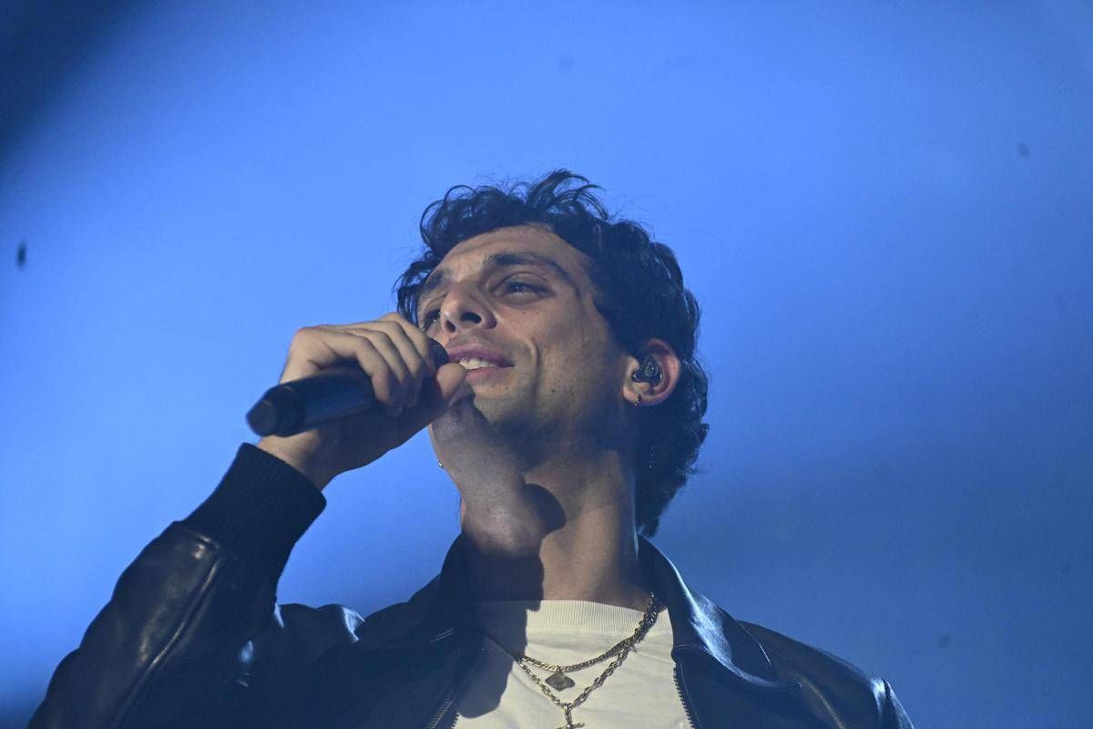 Sanremo 2026, Bresh ospite del Suzuki stage: chi è il cantante di 'La tana del granchio' - 