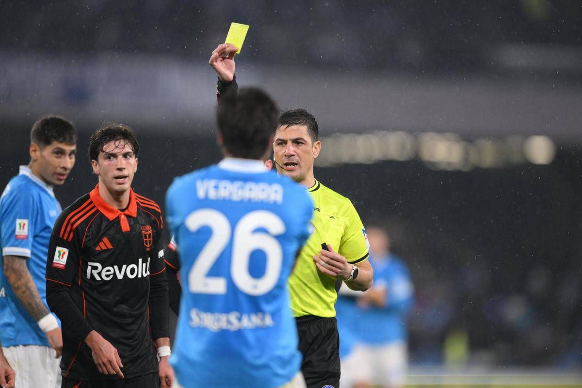 Olivera abbatte Smolcic, arbitro assegna rigore. Conte chiede un rosso: caos in Napoli-Como - 