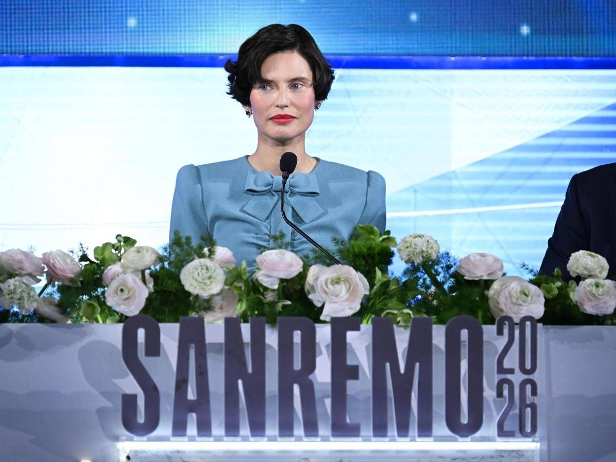 Sanremo, la quarta serata: oggi duetti, co-conduttori Nino Frassica e Bianca Balti - Diretta - 