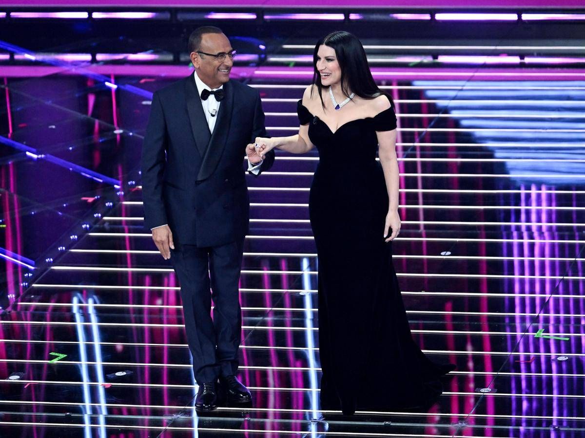 Sanremo 2026, Laura Pausini 'inciampa' sulle parole: lo 'sfottò' di Can Yaman - 