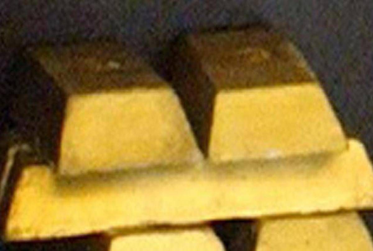 Butta 20 lingotti d'oro del valore di 120 mila euro nel cassonetto dei rifiuti: il lieto fine - 