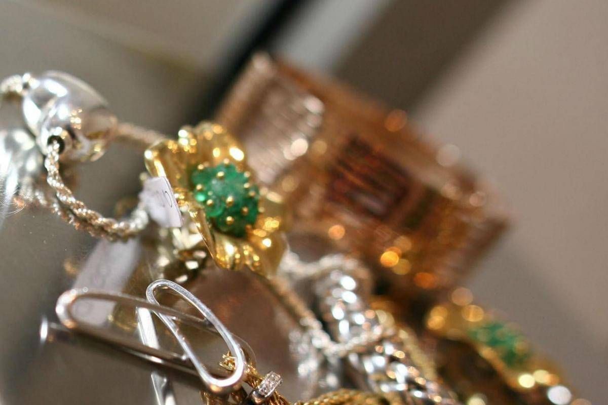 Moglie e amante? Un gioiello 'per due': ecco come gestire doppi (o tripli) regali e non farsi beccare - 